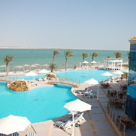 Tio Sea Resort Al Khor Exteriör bild The pool at the Grand Hotel
