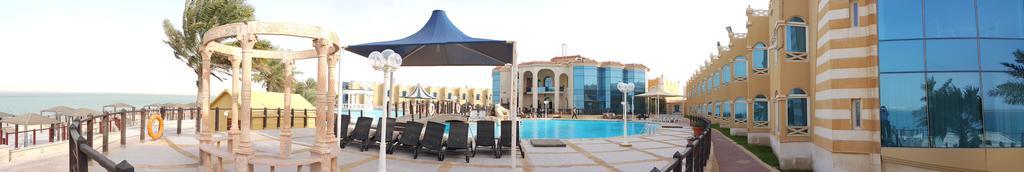 Tio Sea Resort Al Khor Exteriör bild The pool at the hotel