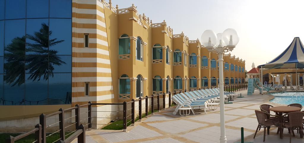 Tio Sea Resort Al Khor Exteriör bild The resort's pool area