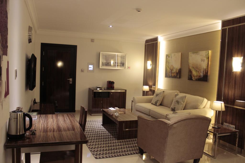 Tio Sea Resort Al Khor Exteriör bild A living room in a typical apartment