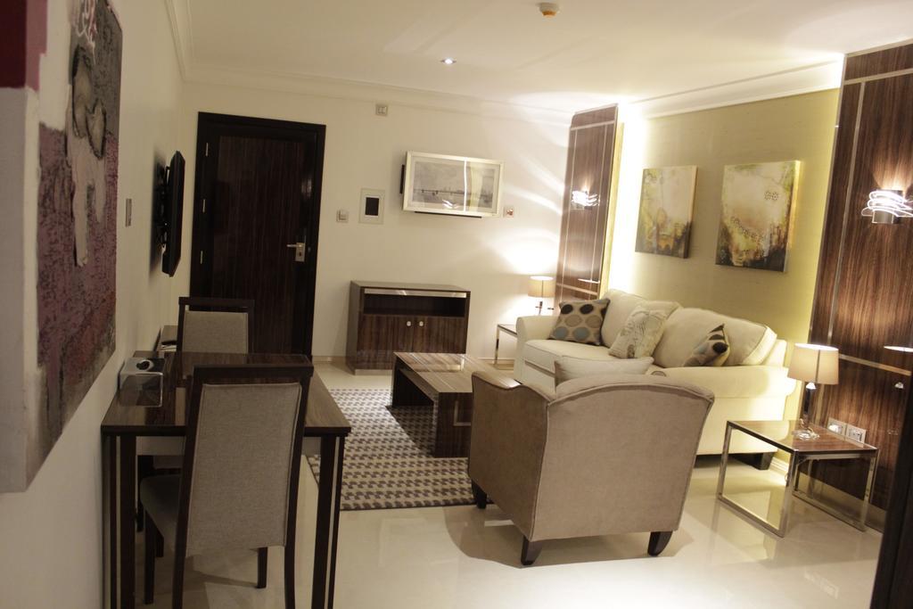 Tio Sea Resort Al Khor Exteriör bild A living room in a typical apartment