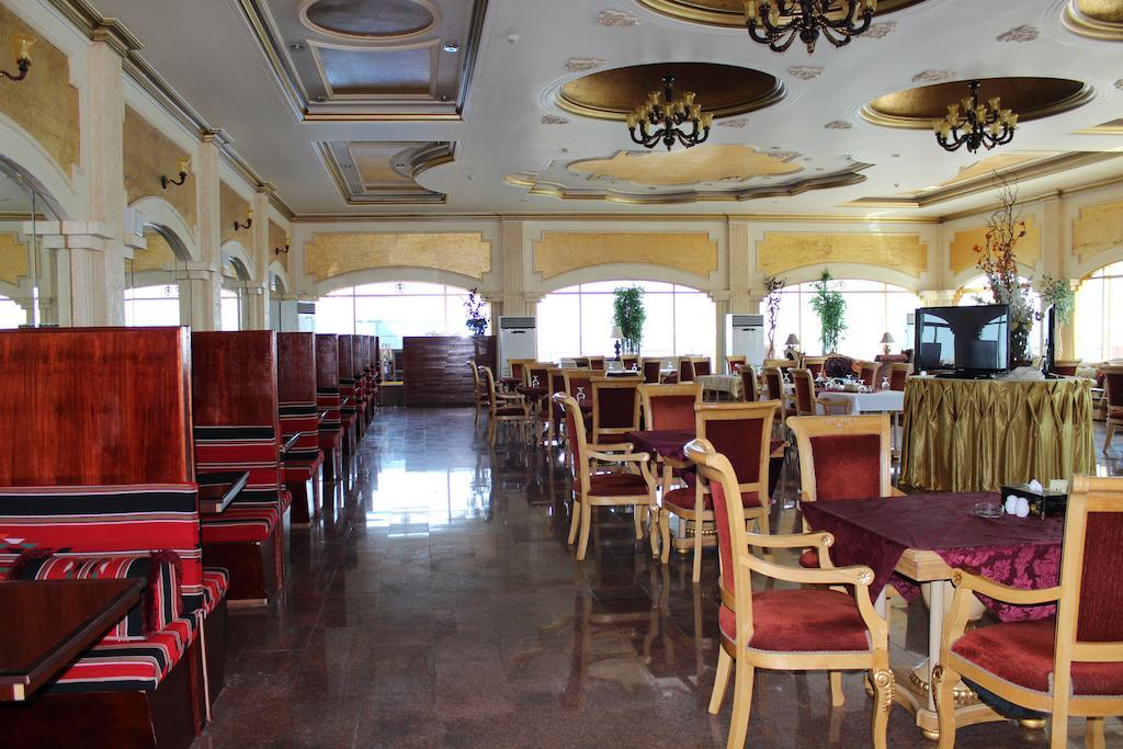 Tio Sea Resort Al Khor Exteriör bild The restaurant