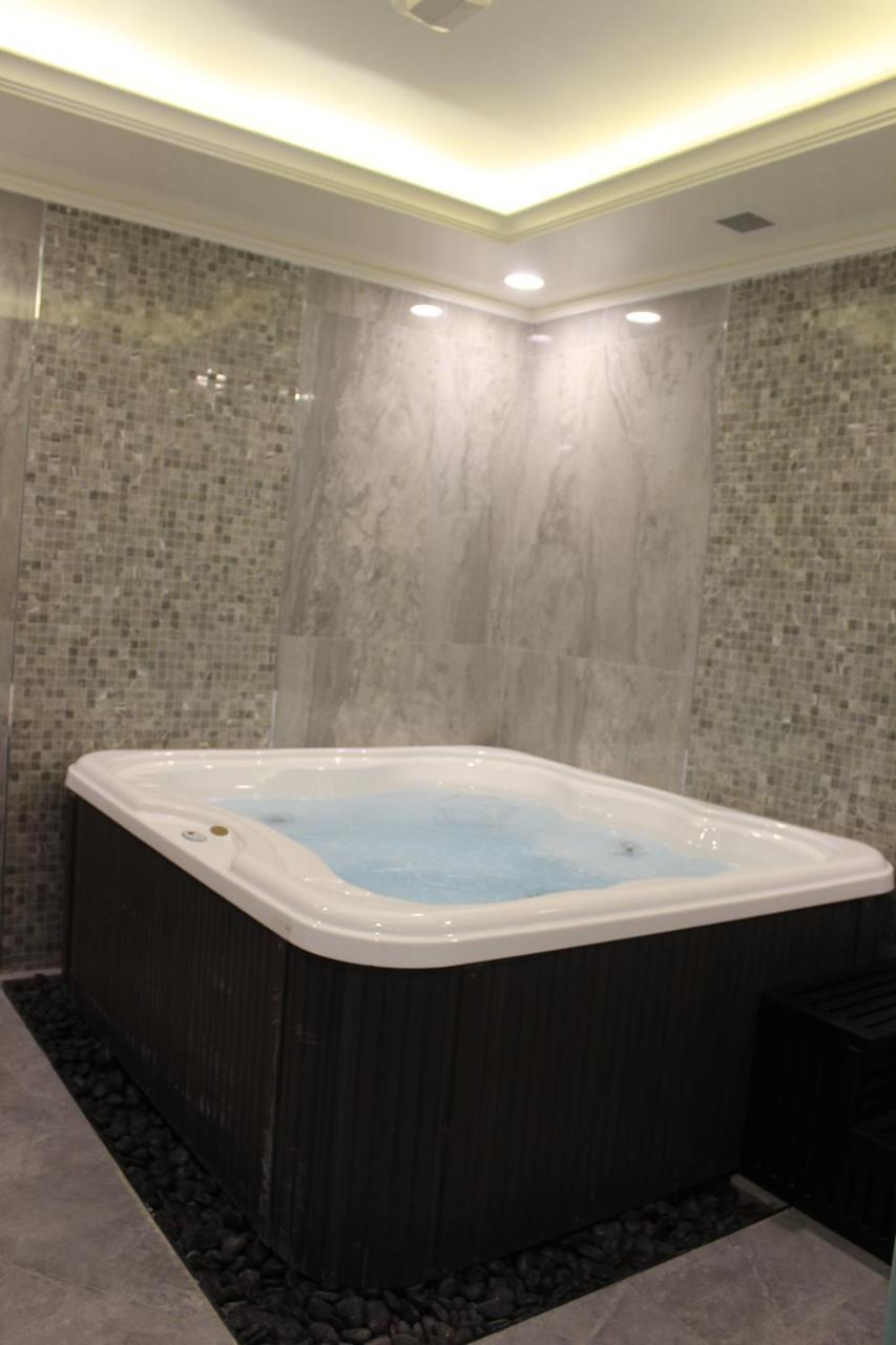 Tio Sea Resort Al Khor Exteriör bild A hot tub