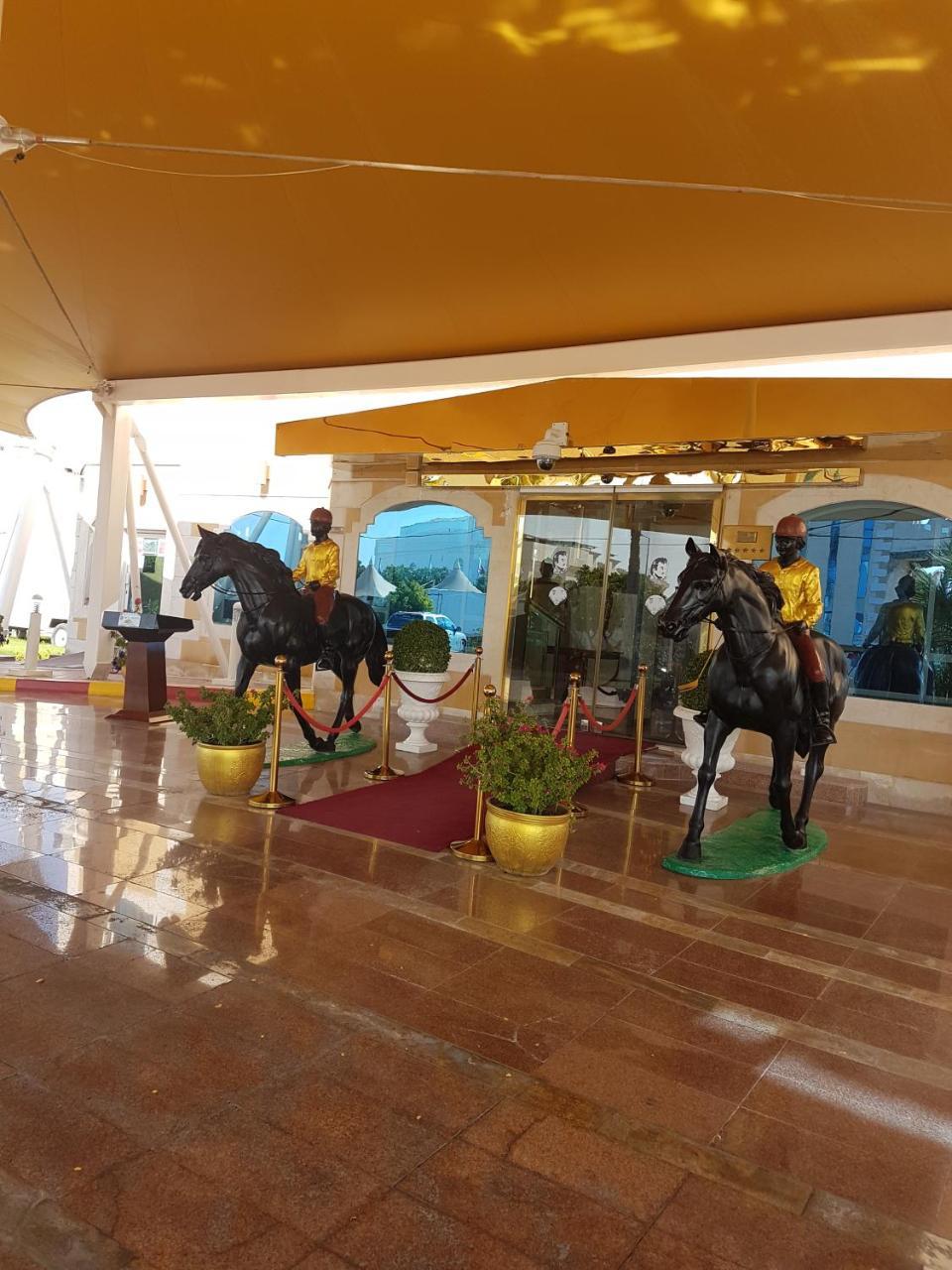 Tio Sea Resort Al Khor Exteriör bild Entrance of the Meydan Grandstand