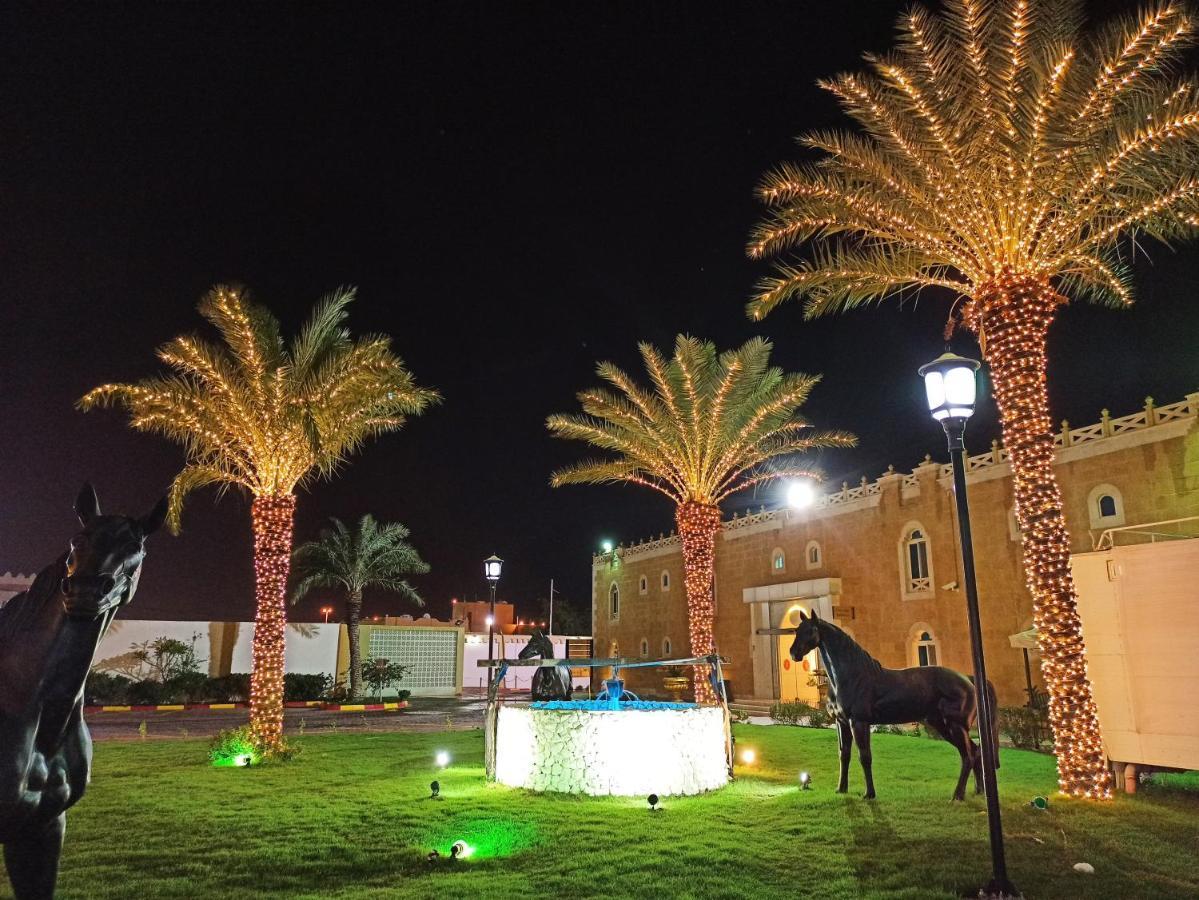 Tio Sea Resort Al Khor Exteriör bild Al Shaqab at night